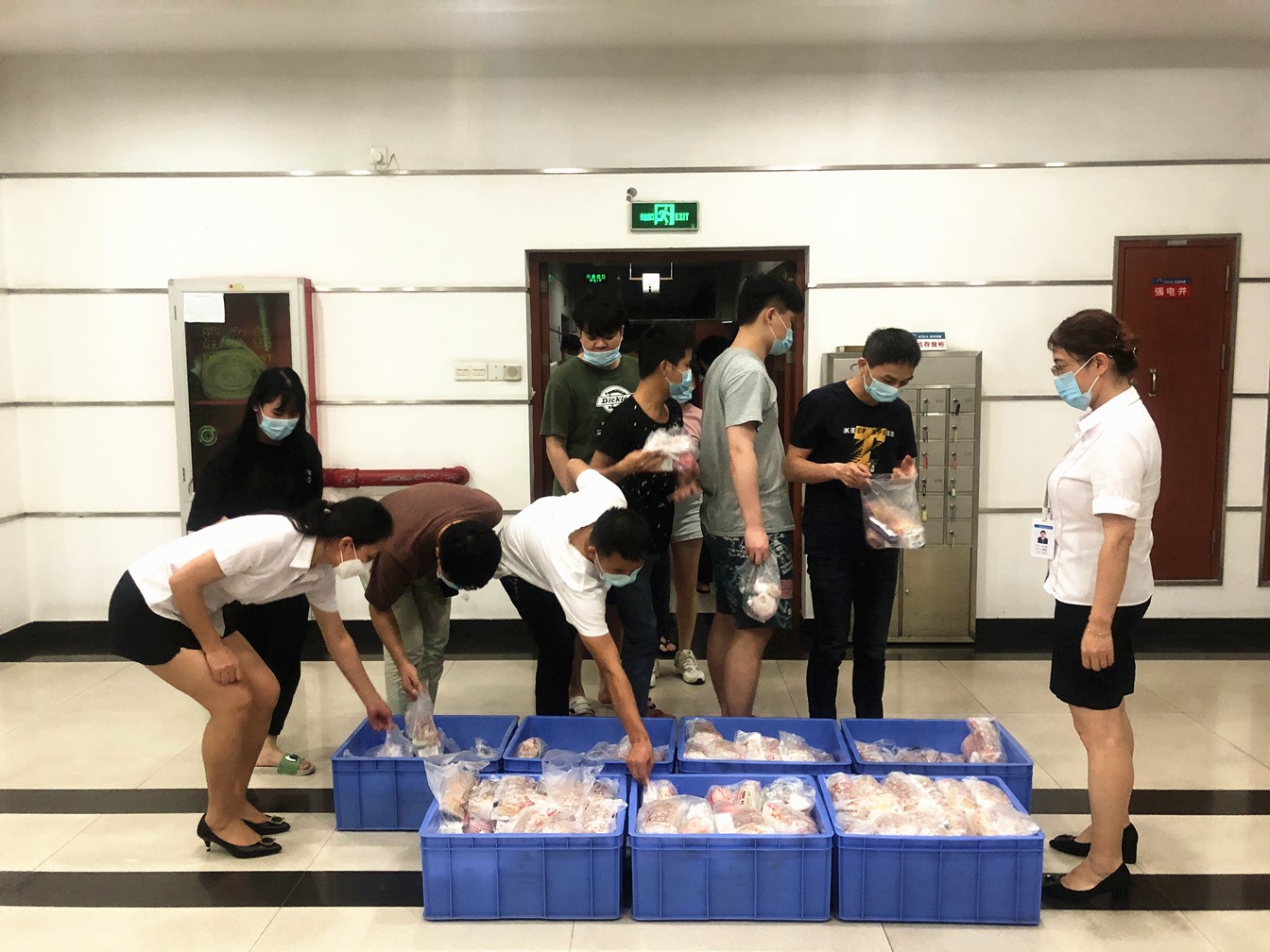 暖人心，鼓干勁 - 公司工會(huì)慰問(wèn)一線加班員工